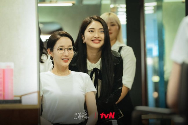Sebagai bentuk balas budi, karakter Choi Gyu Ri mengajak Park Min Young ke salon langganannya untuk melakukan makeover. Foto: dok. tvN