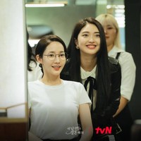 Sebagai bentuk balas budi, karakter Choi Gyu Ri mengajak Park Min Young ke salon langganannya untuk melakukan makeover. Foto: dok. tvN