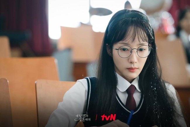 Park Min Young tengah membintangi drama Korea Marry My Husband, yang mengikuti kisah balas dendamnya sebagai Kang Jiwon. Karakternya diselingkuhi suaminya dengan sahabatnya sendiri. Jiwon bahkan meninggal di tangan suaminya setelah memergoki mereka bermesraan. Foto: dok. tvN