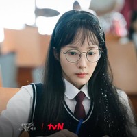 Park Min Young tengah membintangi drama Korea Marry My Husband, yang mengikuti kisah balas dendamnya sebagai Kang Jiwon. Karakternya diselingkuhi suaminya dengan sahabatnya sendiri. Jiwon bahkan meninggal di tangan suaminya setelah memergoki mereka bermesraan. Foto: dok. tvN