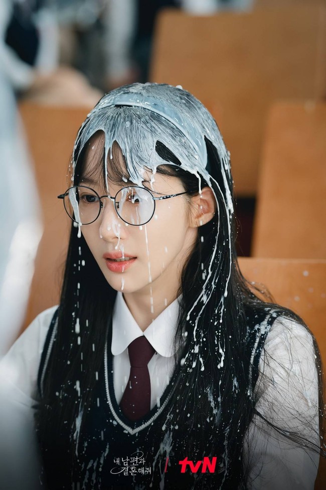 Semasa SMA, karakter Park Min Young sudah menjadi sasaran perundungan karena dianggap culun dan tidak berani melawan. Cobaan datang bertubi-tubi dalam kehidupannya. Usai menikah, Kang Jiwon juga didiagnosa menderita kanker ganas. Foto: dok. tvN