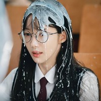 Semasa SMA, karakter Park Min Young sudah menjadi sasaran perundungan karena dianggap culun dan tidak berani melawan. Cobaan datang bertubi-tubi dalam kehidupannya. Usai menikah, Kang Jiwon juga didiagnosa menderita kanker ganas. Foto: dok. tvN