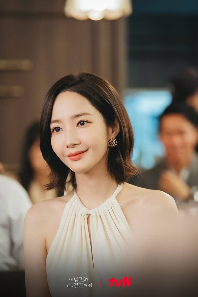 Karakter Park Min Young kembali menghadapi para perundung yang mengganggunya sewaktu SMA. Namun, kali ini Jiwon berani melawan mereka dan menunjukkan kekuatan dirinya sebagai pegawai di perusahaan ternama. Kisah balas dendam Park Min Young di Marry My Husband dapat ditonton secara legal dengan subtitle Bahasa Indonesia di Prime Video. Foto: dok. tvN