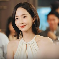 Karakter Park Min Young kembali menghadapi para perundung yang mengganggunya sewaktu SMA. Namun, kali ini Jiwon berani melawan mereka dan menunjukkan kekuatan dirinya sebagai pegawai di perusahaan ternama. Kisah balas dendam Park Min Young di Marry My Husband dapat ditonton secara legal dengan subtitle Bahasa Indonesia di Prime Video. Foto: dok. tvN
