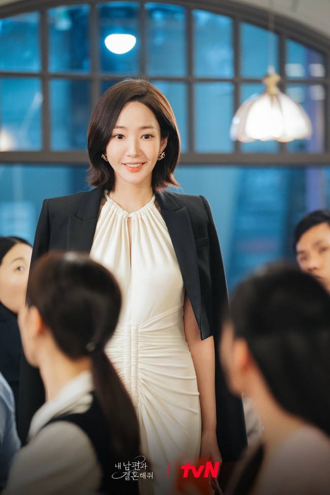 Jiwon memasuki restoran tempat reuni SMA-nya dengan penuh percaya diri. Penampilan barunya yang semula culun, membuat teman-teman lamanya takjub. Foto: dok. tvN