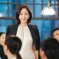 Jiwon memasuki restoran tempat reuni SMA-nya dengan penuh percaya diri. Penampilan barunya yang semula culun, membuat teman-teman lamanya takjub. Foto: dok. tvN