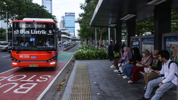Bus listrik Transjakarta melintas di kawasan Sudirman, Jakarta, Selasa (16/1/2024). PT Transportasi Jakarta menargetkan akan menambah sebanyak 200 bus listrik secara bertahap di tahun 2024 sebagai komitmen Transjakarta untuk menyambut elektrifikasi transportasi publik, mengurangi emisi dan polusi di Jakarta. ANTARA FOTO/Asprilla Dwi Adha/nym.