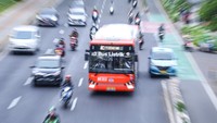 Bus listrik Transjakarta melintas di kawasan Sudirman, Jakarta, Selasa (16/1/2024).