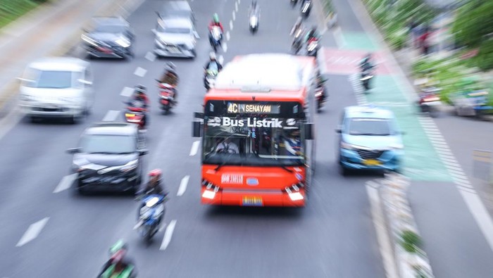 Transjakarta akan tambah bus listrik Bus listrik Transjakarta melintas di kawasan Sudirman, Jakarta, Selasa (16/1/2024). PT Transportasi Jakarta menargetkan akan menambah sebanyak 200 bus listrik secara bertahap di tahun 2024 sebagai komitmen Transjakarta untuk menyambut elektrifikasi transportasi publik, mengurangi emisi dan polusi di Jakarta. ANTARA FOTO/Asprilla Dwi Adha/nym.