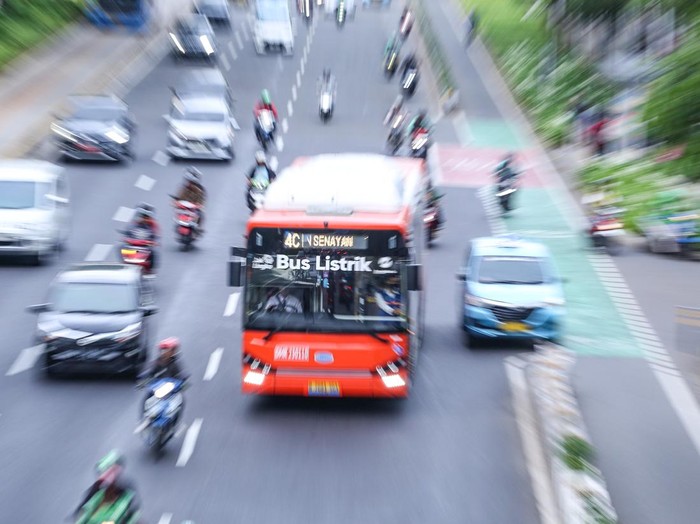 Bus listrik Transjakarta melintas di kawasan Sudirman, Jakarta, Selasa (16/1/2024). PT Transportasi Jakarta menargetkan akan menambah sebanyak 200 bus listrik secara bertahap di tahun 2024 sebagai komitmen Transjakarta untuk menyambut elektrifikasi transportasi publik, mengurangi emisi dan polusi di Jakarta. ANTARA FOTO/Asprilla Dwi Adha/nym.