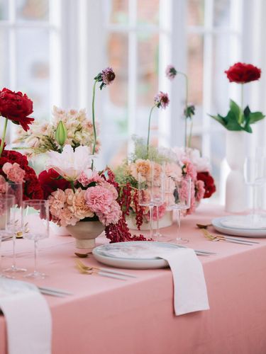 Tren pernikahan 2024 bertema Floral Wonders.