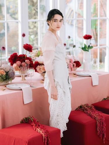 Tren pernikahan 2024 bertema Floral Wonders.