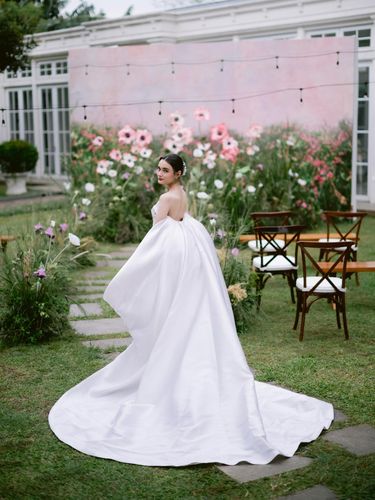 Tren pernikahan 2024 bertema Floral Wonders.