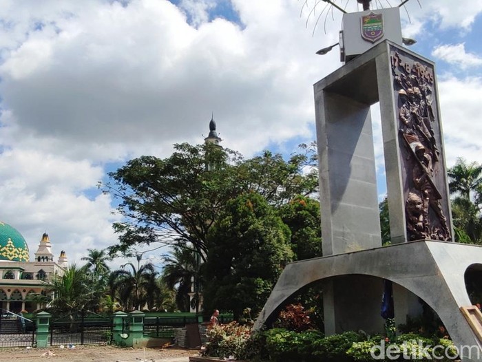 Tugu bertema perjuangan yang ada di depan Masjid Agung Ciamis atau tepat di Alun-alun Ciamis.