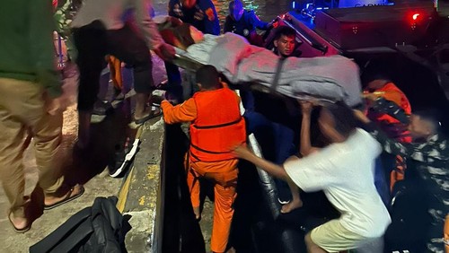 Seorang turis pendarahan di atas kapal wisata di perairan TN Komodo, Selasa dinihari (16/1/2024) (Dok. Polairud Polres Manggarai Barat)