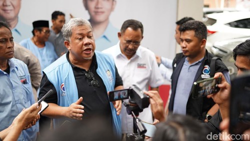 Waketum Partai Gelora Fahri Hamzah (tengah) Ketua DPW Partai Gelora NTB Lalu Pahrurrozi (kanan) saat ditemui di Mataram, NTB, Selasa (16/1/2024). (Foto: Helmy Akbar/detikBali)