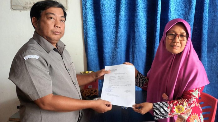 Warga bernama Rahmawati (kanan) melapor ke Bawaslu Enrekang.