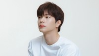 T-shirt oversized putih dipadu denim memberikan kesan anak zaman sekarang banget buat potret Sungjae yang ini. (Foto: dok. IWill Media)