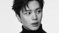 Ada pula foto Sungjae yang terlihat lebih formal dengan busana hitam dengan outer leather. (Foto: dok. IWill Media)