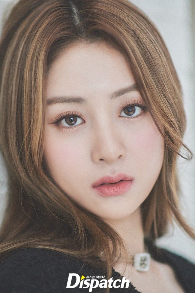 Di antara personel LE SSERAFIM, Yunjin dianggap paling memancarkan aura ‘It Girl Energy’. Dia fasih berbahasa Inggris karena tumbuh besar di New York, Amerika Serikat. Selain merilis lagu solo, Yunjin juga berkolaborasi dengan musisi Max Schneider. Foto: dok. Dispatch