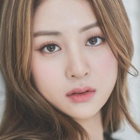 Di antara personel LE SSERAFIM, Yunjin dianggap paling memancarkan aura ‘It Girl Energy’. Dia fasih berbahasa Inggris karena tumbuh besar di New York, Amerika Serikat. Selain merilis lagu solo, Yunjin juga berkolaborasi dengan musisi Max Schneider. Foto: dok. Dispatch