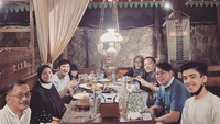 Lewat Instagramnya, ia kerap membagikan momen saat mengajar keluarga besarnya makan di restoran. Seperti momen saat makan di restoran berkonsep gubukan ini. Foto: Instagram @Andharaearly