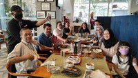 Momen makan bersama keluarganya ini juga tampak saat ia memboyong semua keluarganya di restoran steak. Terlihat pelayan sedang menyajikan steak di sana. Foto: Instagram @Andharaearly