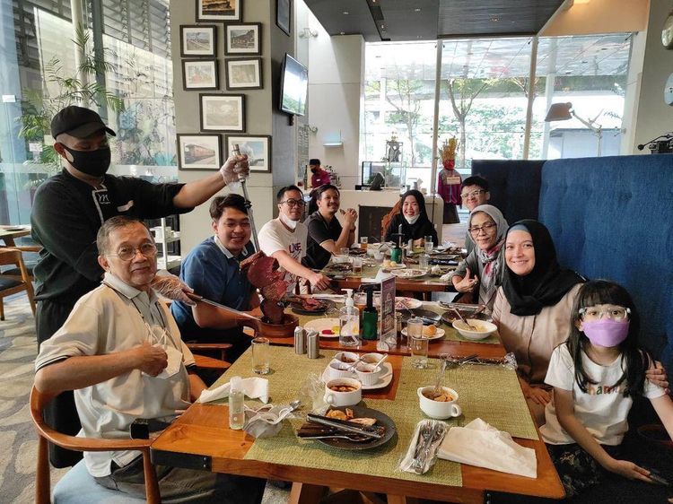 Keseruan Andhara Early saat Ajak Keluarga Besar Makan di Restoran