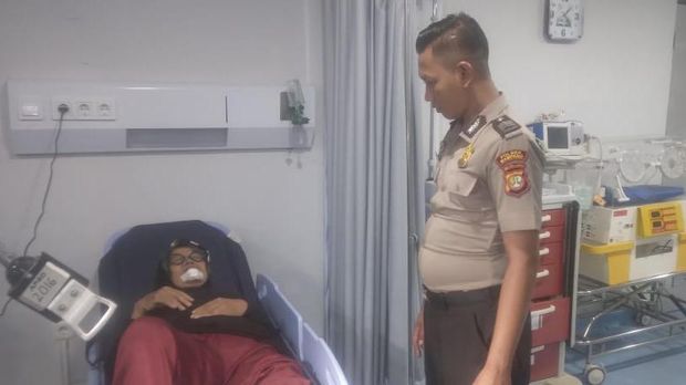 Anggota Polsek Mampang Prapatan mengecek kakek dan nenek korban kecelakaan bendera parpol di flyover Kuningan, Jakarta Selatan, Rabu (17/1/2024).