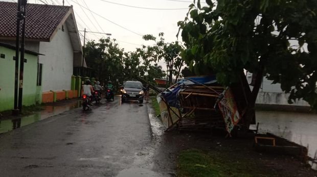 Angin kencang di Jombang