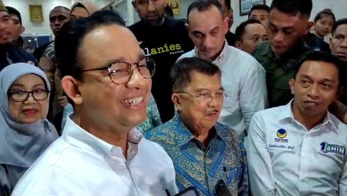 Anies Baswedan tiba di Sulawesi Selatan untuk agenda kampanye di Kabupaten Bone dan Barru. Namun sebelumnya Anies akan menginap di rumah JK.