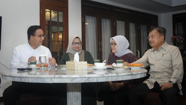 Foto: Anies bersama istrinya bermalam di kediaman Jusuf Kalla di Kota Makassar, Selasa (16/1/2024). Kemarin mereka dijamu makan malam. Dan pagi ini, Rabu (17/1/2024), Anies, JK ditemani masing-masing istri sarapan bersama sebelum JK mendampingi Anies berkampanye di Bone. (dok. istimewa)