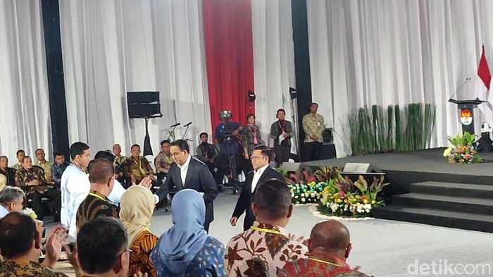Anies-Cak Imin menghampiri dan menjabat tangan Prabowo, Gibran, Mahfud, dan Ganjar (Wilda Nufus/detikcom)