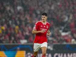 Antonio Silva, bek Portugal lainnya, juga diminati oleh PSG. Pemain Benfica berusia 20 tahun itu dianggap sarat talenta, sudah punya 7 caps di timnas Portugal, dan turut diminati Manchester United. Foto: AP/Armando Franca