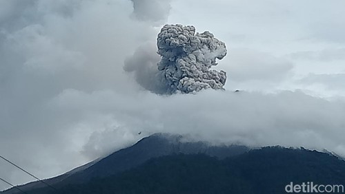 Gunung Lewotobi sedang erupsi saat dipotret dari Pos Pemantauan Gunung Api Lewotobi Laki-Laki, di Desa Pululera, Flores Timur.