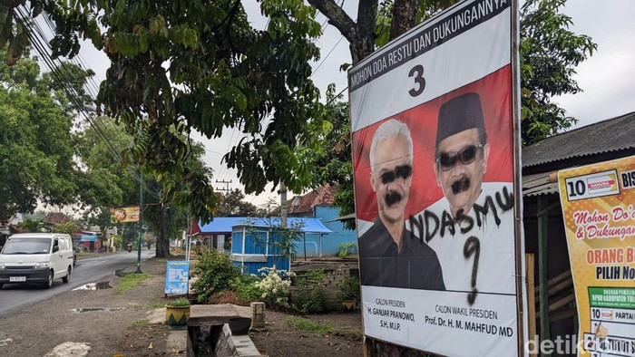 Baliho Ganjar-Mahfud Tulungagung dicoreti Ndasmu