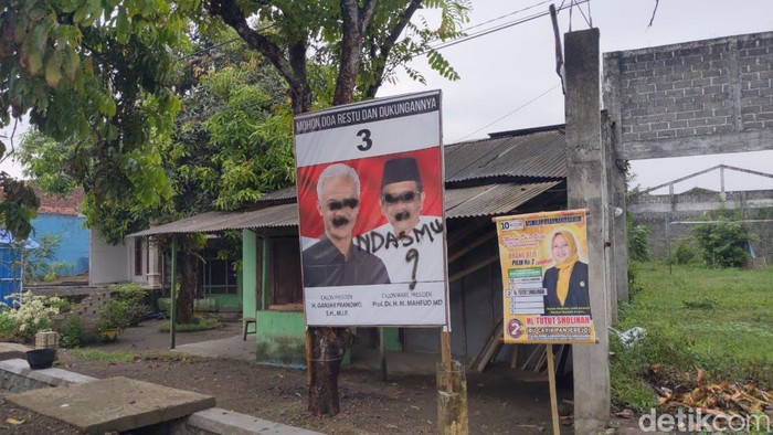 Baliho Ganjar-Mahfud Tulungagung dicoreti Ndasmu