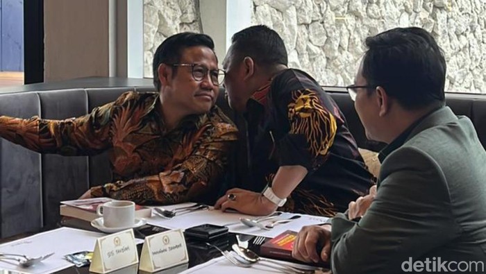 Bamsoet berbisik ke Cak Imin di sela-sela peluncuran bukunya.
