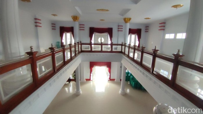 Bangunan Kantor Desa Rancah yang mewah bak istana bergaya Eropa.