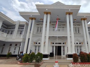 Kerja di Kantor Desa Rancah Ciamis Serasa di Mansion Mewah Eropa