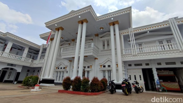Bangunan Kantor Desa Rancah yang mewah bak istana bergaya Eropa.