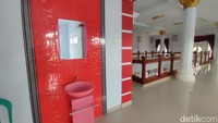 Selain mewah di tampilan luar, interiornya pun tak kalah mewah dengan nuansa warna merah. (Foto: Dadang Hermansyah/detikJabar)