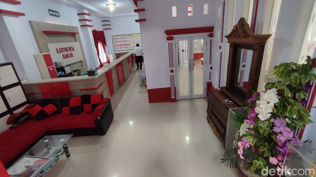 Bangunan Kantor Desa Rancah yang mewah bak istana bergaya Eropa.