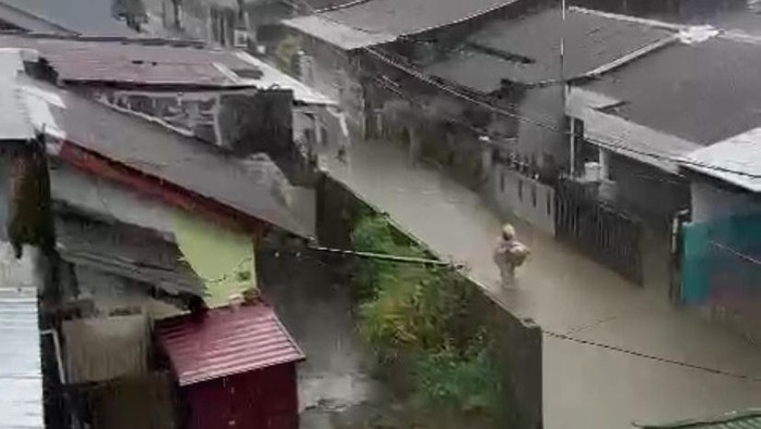 Perumahan Nasional (Perumnas) Antang, Kota Makassar, Sulawesi Selatan (Sulsel) terendam banjir akibat curah hujan yang tinggi.