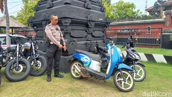 Beberapa sepeda motor berknalpot brong yang ditilang di halaman kantor Polres Buleleng, Rabu (17/1/2024). (Foto: Made Wijaya Kusuma/detikBali)