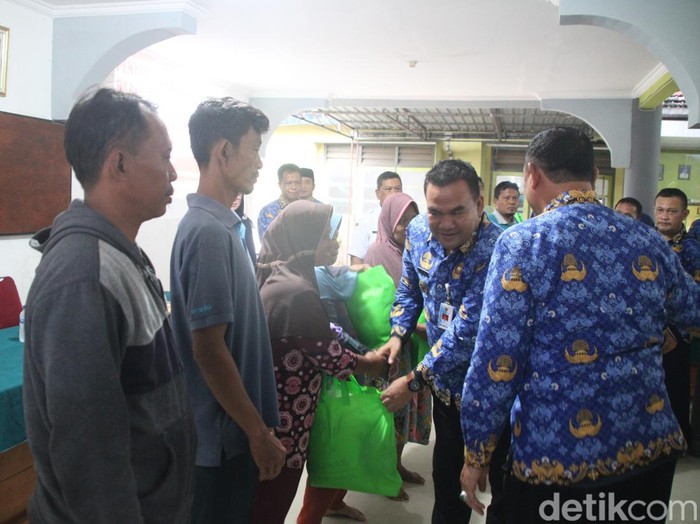 Bupati Blora, Arief Rohman, memberikan paket sembako kepada para pedagang yang terdampak kebakaran pasar Ngawen, Rabu (17/1/2024).