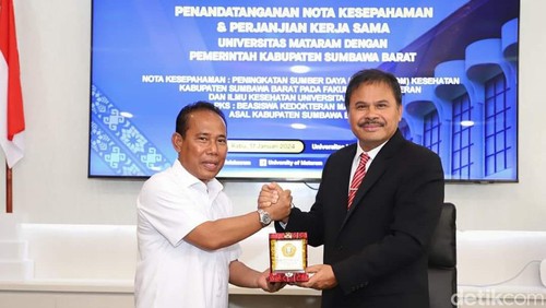 Bupati KSB Musyafirin (kiri) dan Rektor Unram Bambang Hari Kusumo saat penandatanganan nota kesepahaman di Gedung Rektorat Unram, Rabu (17/1/2024). (Foto: Helmy Akbar/detikBali)