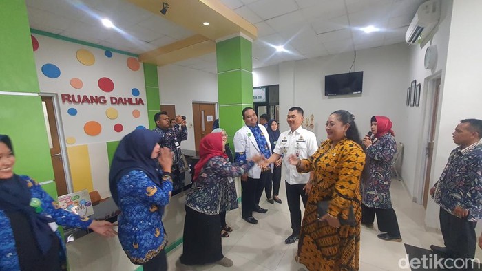 Ketua DPRD Gunungkidul, Endah Subekti Kuntariningsih, Bupati Gunungkidul, Sunaryanta saat jumpa pers di RSUD Wonosari, Rabu (17/1/2024) sore.