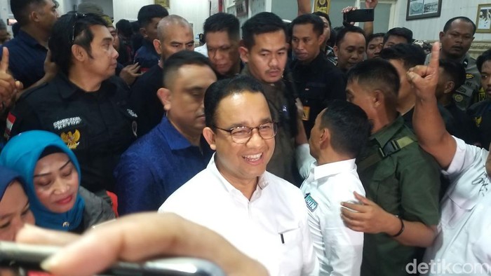 Capres nomor urut 1 Anies Baswedan saat berada di kediaman Jusuf Kalla di Makassar.