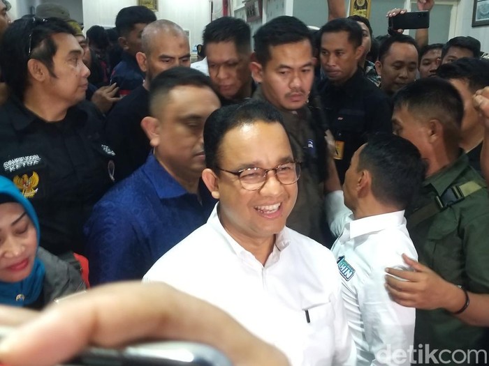 Capres nomor urut 1 Anies Baswedan saat berada di kediaman Jusuf Kalla di Makassar.